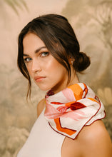 Cargar imagen en el visor de la galería, Pañoleta Celestina Rosada 55x55