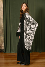 Cargar imagen en el visor de la galería, Chal Passiflora Negro