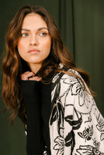 Cargar imagen en el visor de la galería, Chal Passiflora Negro