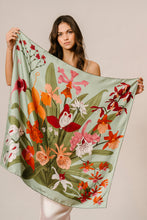 Cargar imagen en el visor de la galería, Pañoleta Jardín de Orquídeas Verde 90x90