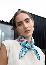 Cargar imagen en el visor de la galería, Pañoleta Eria Celeste 55x55