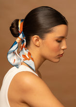 Cargar imagen en el visor de la galería, Pañoleta Jardín de Orquídeas Azul 55X55