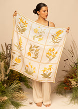 Cargar imagen en el visor de la galería, Pañoleta Silvestre Amarilla 90x90