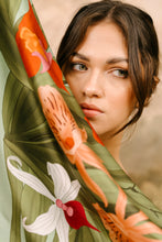 Cargar imagen en el visor de la galería, Pañoleta Jardín de Orquídeas Verde 90x90
