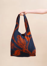 Cargar imagen en el visor de la galería, Knit Purse Amazonas
